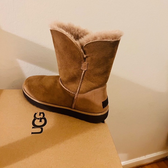 UGG Size/8 Color/ Chestnut - Picture 2 of 4